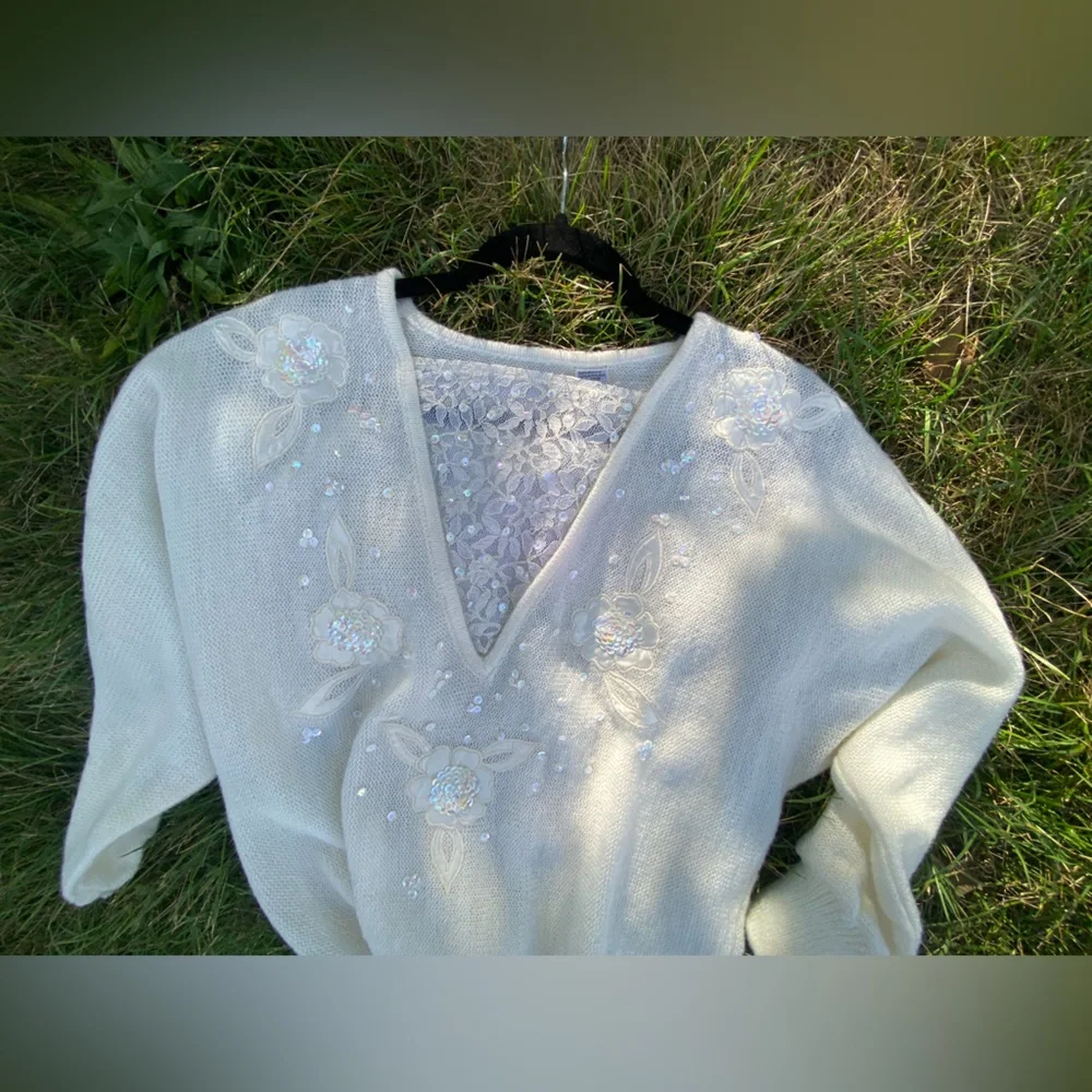 VINTAGE MID CENTURY WHITE FLORAL SEQUINS V NECK BATWING SLEEVE SWEATER-CLASSIC S